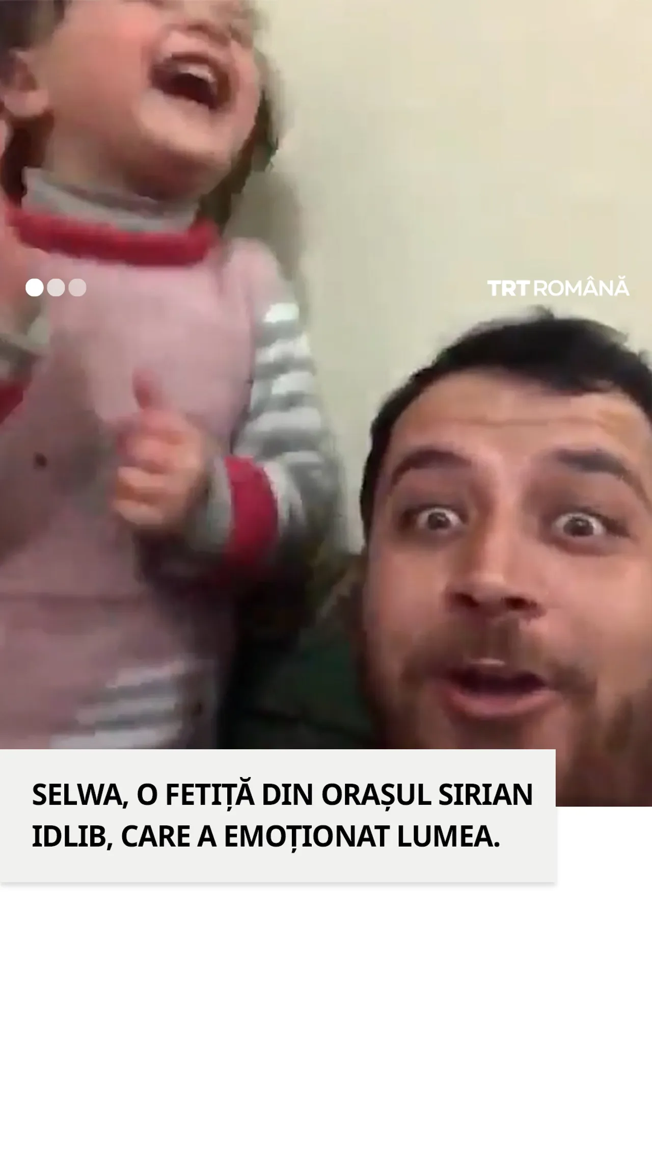 Fetița din orașul sirian Idlib, care râdea la sunetul bombelor, sărbătorește libertatea Siriei